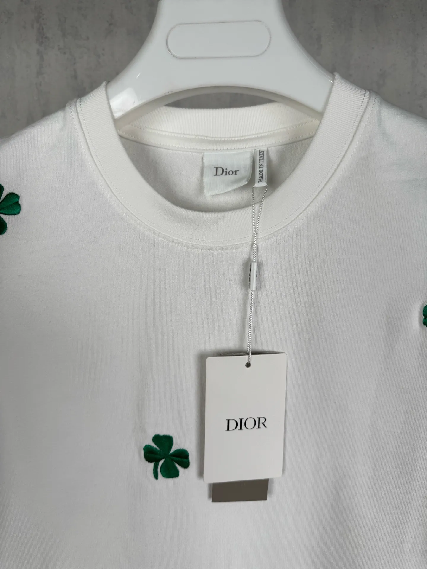 Actual pictures Ceiling-level DIOR/Dior #0330 New product synchronization New Arrival four-leaf clover 🍀 Couple casual short-sleeved T-shirt ✅Real ceiling Quality ✅All original development attention to detail pictures ✅Correct g dyed double yarn fabric Precision printing screen ✅Thread dyeing without color difference Overweight craftsmanship It seems to be simple printing or embroidery, but it is not simple at all. 10000% imported machine restoration is not just a lip service. Welcome to compare with peers. Each model is produced by the company, and the details of workmanship and fabrics are consistent with Authentic. It is guaranteed that there will be no color difference with the counter. Reproduction is not scary. Whoever fakes it will be embarrassed. It’s not shameful to make a replica, it’s shameful if you can’t buy the correct version if you make a replica. The color and coding of the main wheat including the imported wheat are different from the Same Style washed wheat. Really restore the counter. Pay attention to the workmanship. The stitching at the neckline has no folds. It is smooth and natural with no overlapping lines. Really restore this. This is something that many people cannot do. Size: S-M-L-XL